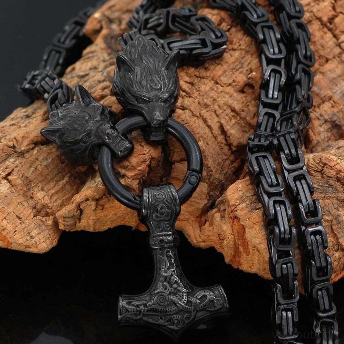 Nahaufnahme der Wolfsköpfe an der Thors Hammer Wolf Kette Wikinger Königskette