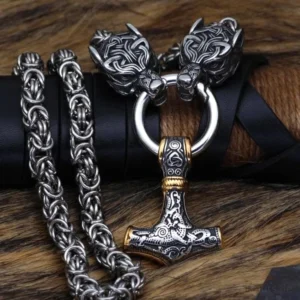 Nahaufnahme der Wolfsköpfe der Wolf Kette Thors Hammer, authentisches Wikinger Design
