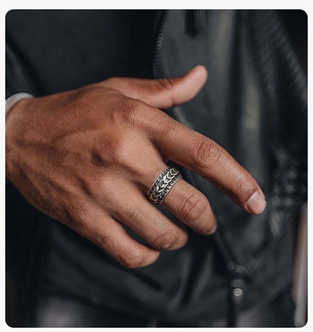 Nahaufnahme der Oberfläche vom Wikinger Jormungandr Dragon Scale Ring