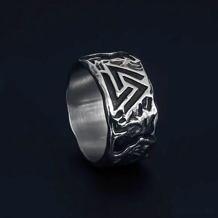 Oberfläche des Wikinger Ring mit Valknut und Totenkopf Detail, retro nordischer Wikinger Ring