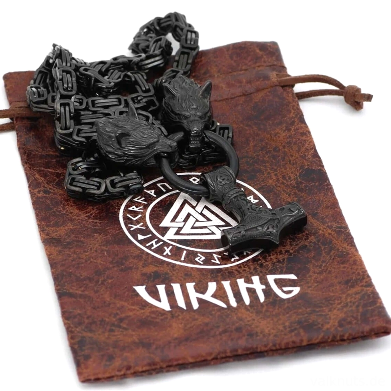 Getragene Thors Hammer Wolf Kette an Mann, zeigt Passform der Wikinger Kette