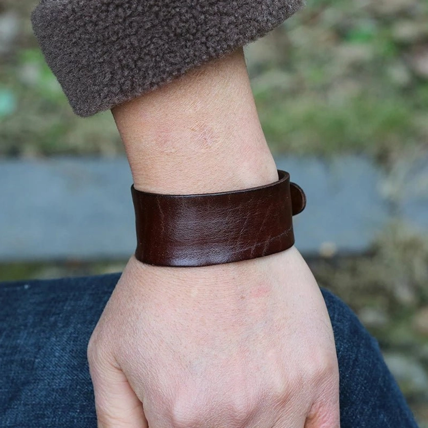 Retro Wikinger Leder Armband in Braun mit natuerlicher Textur