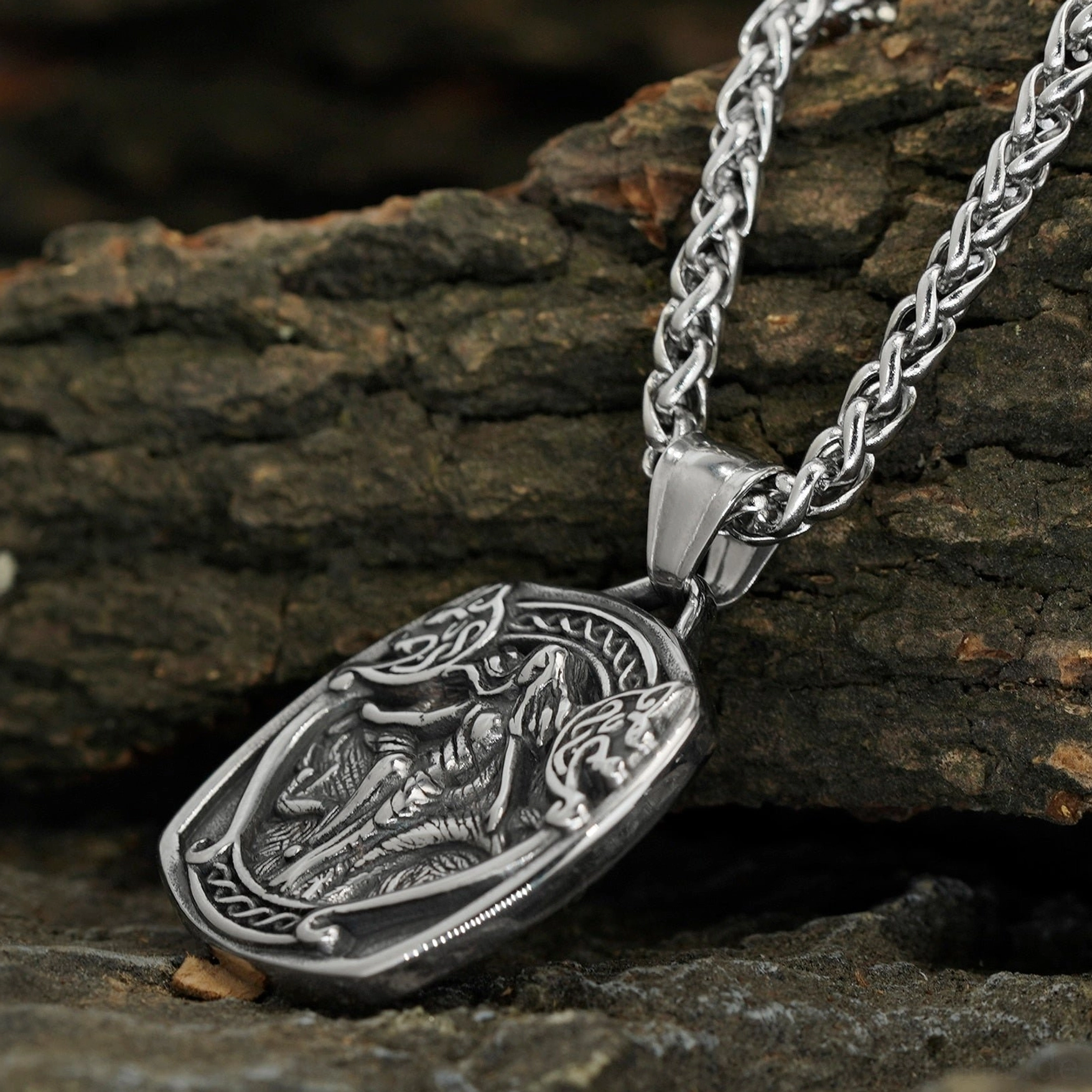 Rückseite des Freya Wikinger Anhängers mit netzförmigem Design