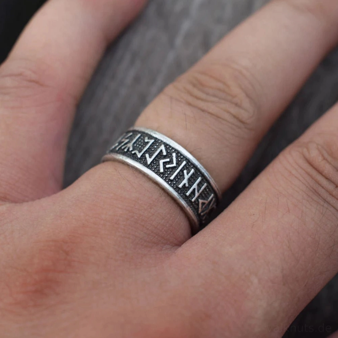 Wikinger Ring mit nordischen Runen, runisches Wikinger Schmuckstück