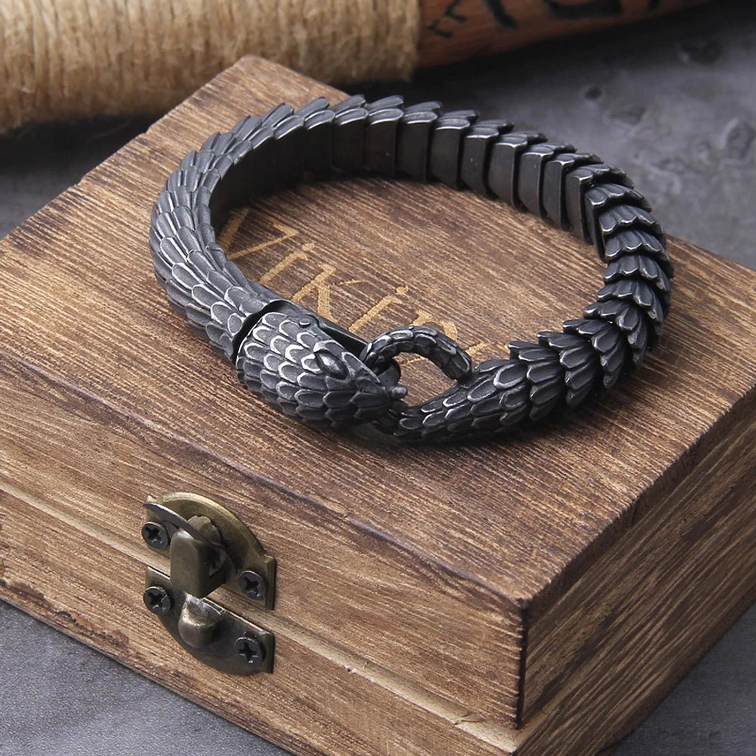 Schlangenkopf Wikinger Armreif Jörmungandr Ouroboros Design