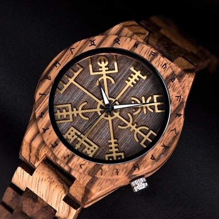 Vorderseite der schwarzen Wikinger Uhr mit Vegvisir Nordischer Kompass