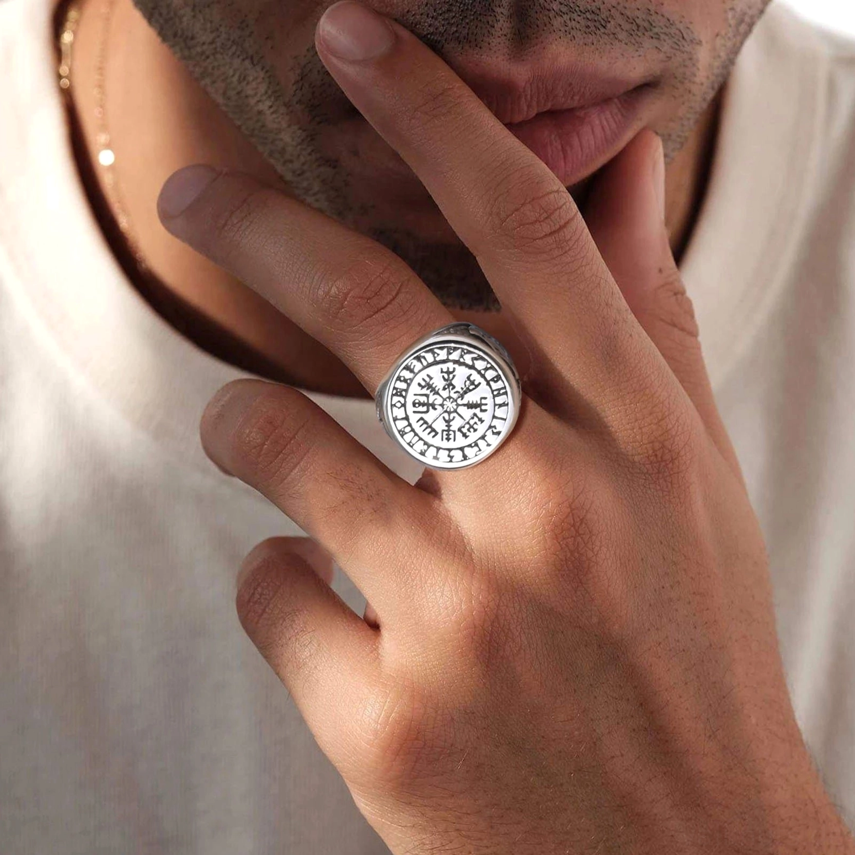 Wikinger Ring Vegvisir und Thors Hammer in Schwarz Farbvariante