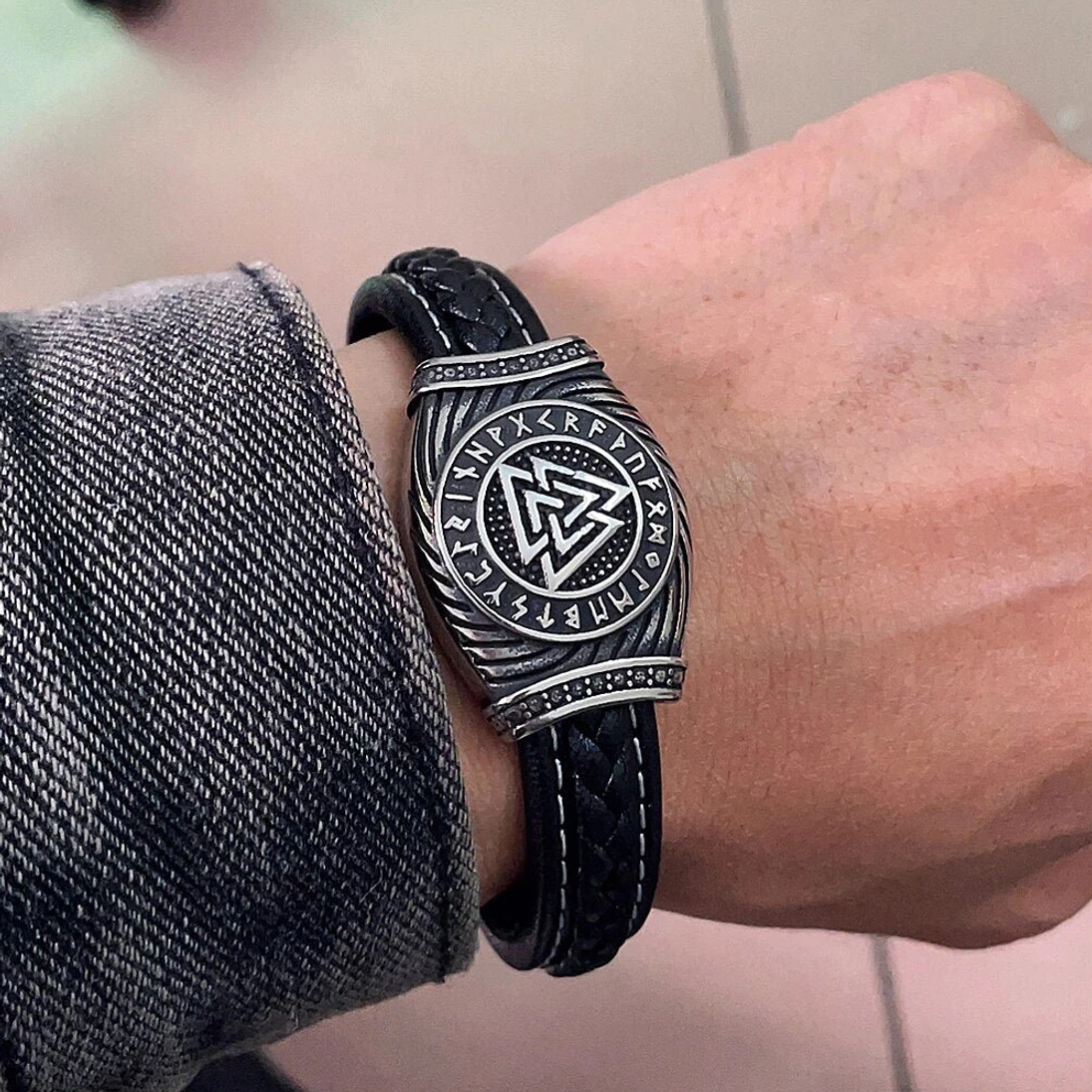 Schwarzes Leder Wikinger Armband mit silbernem Valknut und Runen