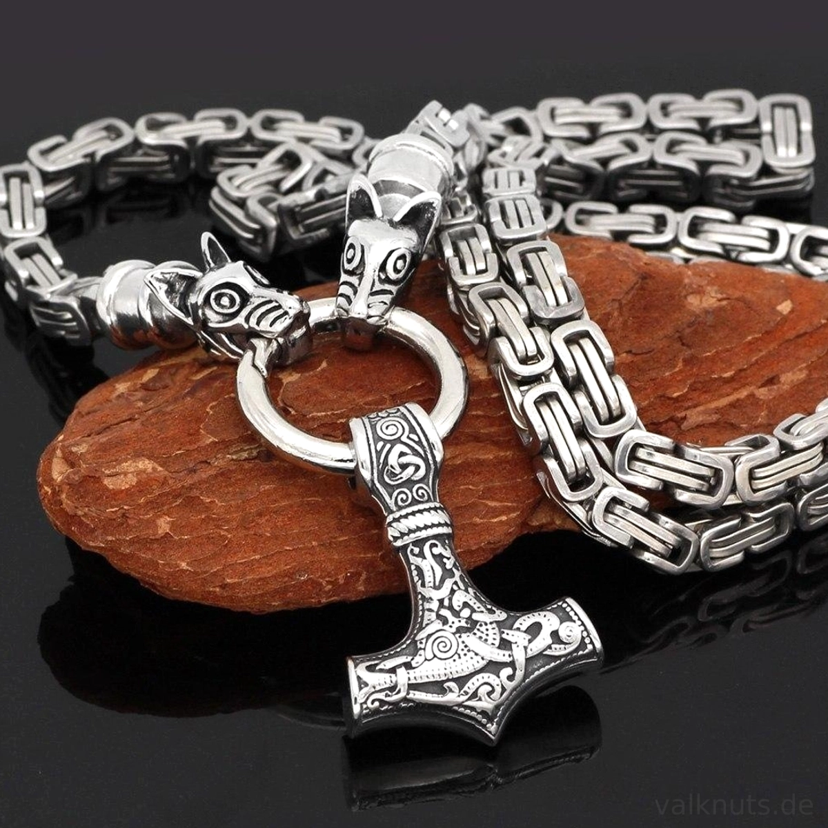 Seitenansicht der Wolf Kette Thors Hammer Wikinger Königskette aus Edelstahl