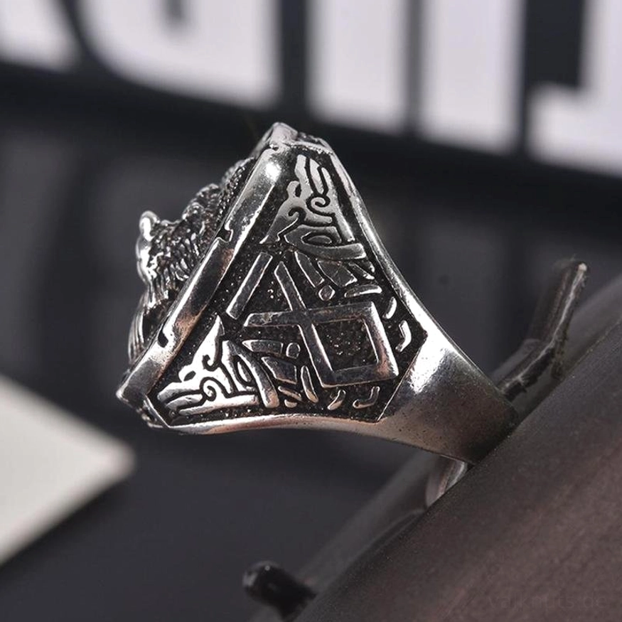 Seitenansicht des Wikinger Fenrir Wolf Ring mit wikingerischen Ornamenten