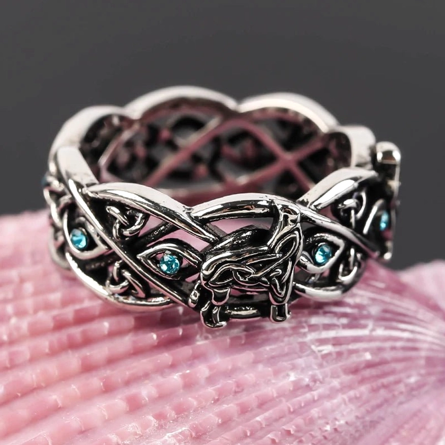 Seitenansicht des handgefertigten Wikinger Wolf Ring Edelstahl