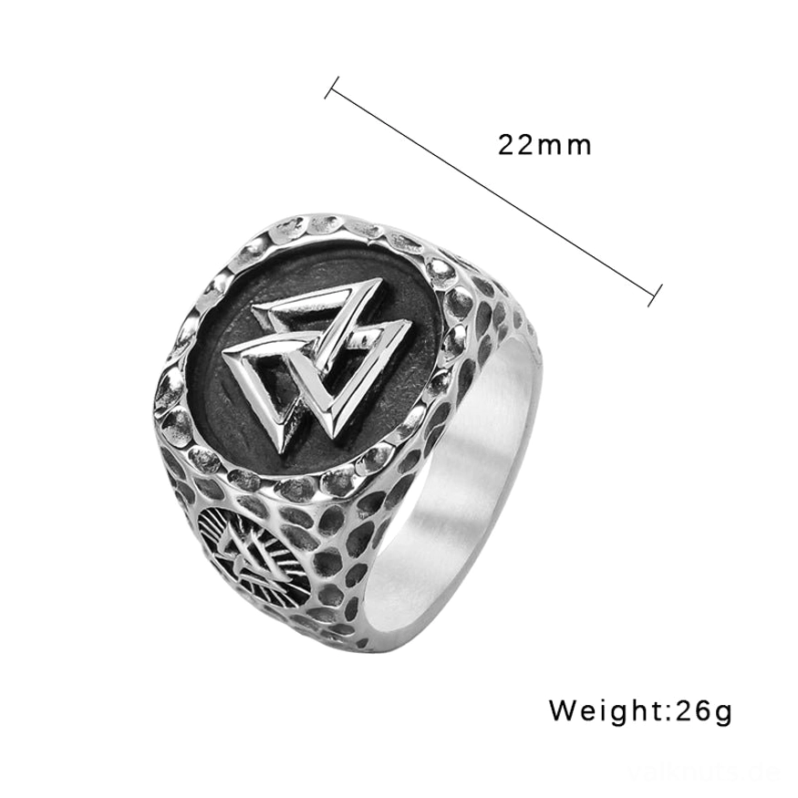 Seitansicht des Wikinger Valknut Rings mit nordischen Ornamenten