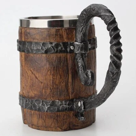 Seitenansicht des Wikinger Becher mit authentischer Holzmaserung und Eisenreifen