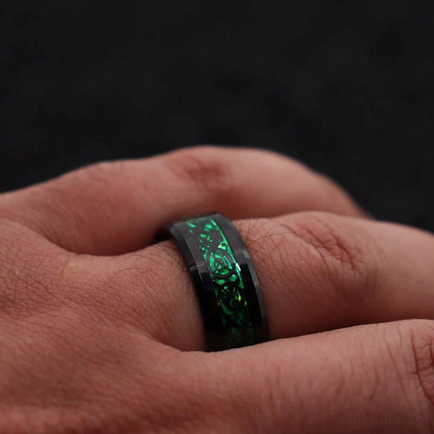 Seitenansicht massiver Wikinger Ring Loki aus Wolframkarbid
