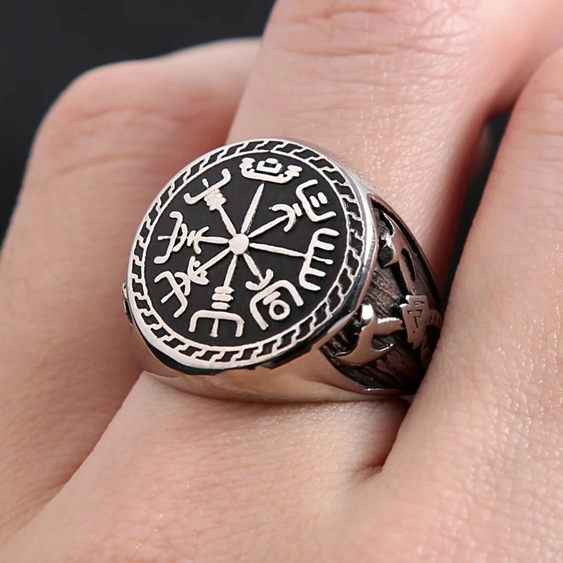 Seitenansicht Wikinger Ring mit eingravierten Äxten, Wikinger Schmuck