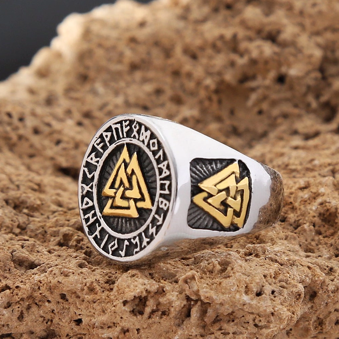 Seitenansicht Wikinger Ring mit goldverziertem Valknut Symbol