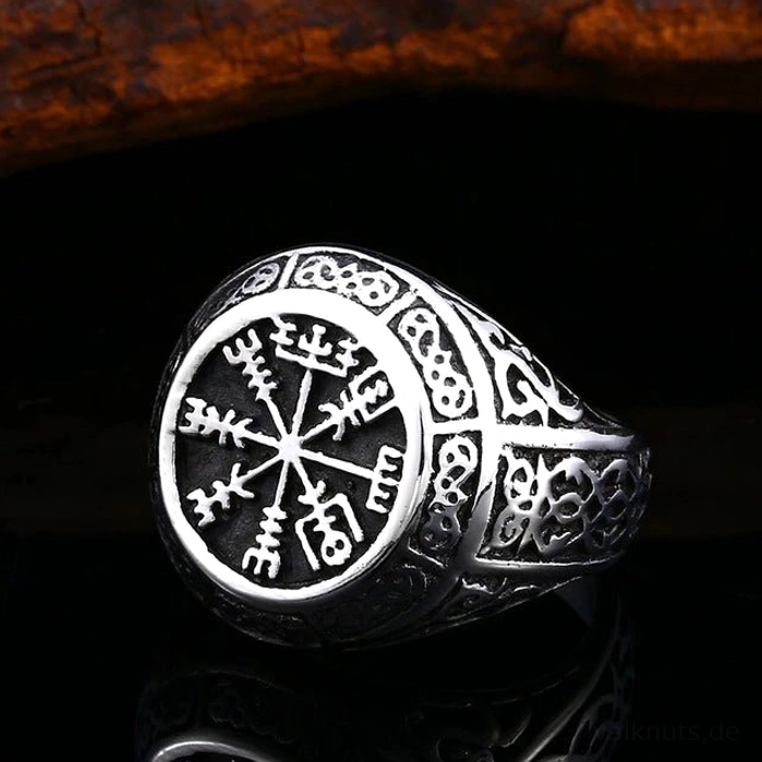 Wikinger Ring mit Vegvisir und Knoten, Seitenansicht der detailierten Gravur
