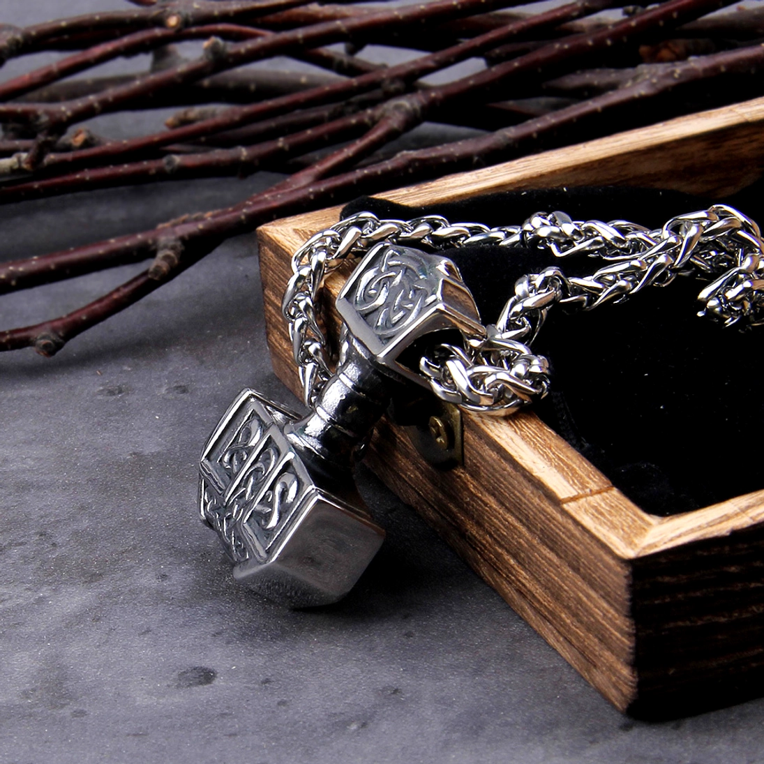 Ganzer Ansicht der silbernen Thors Hammer Kette mit geflochtener Kette aus Edelstahl