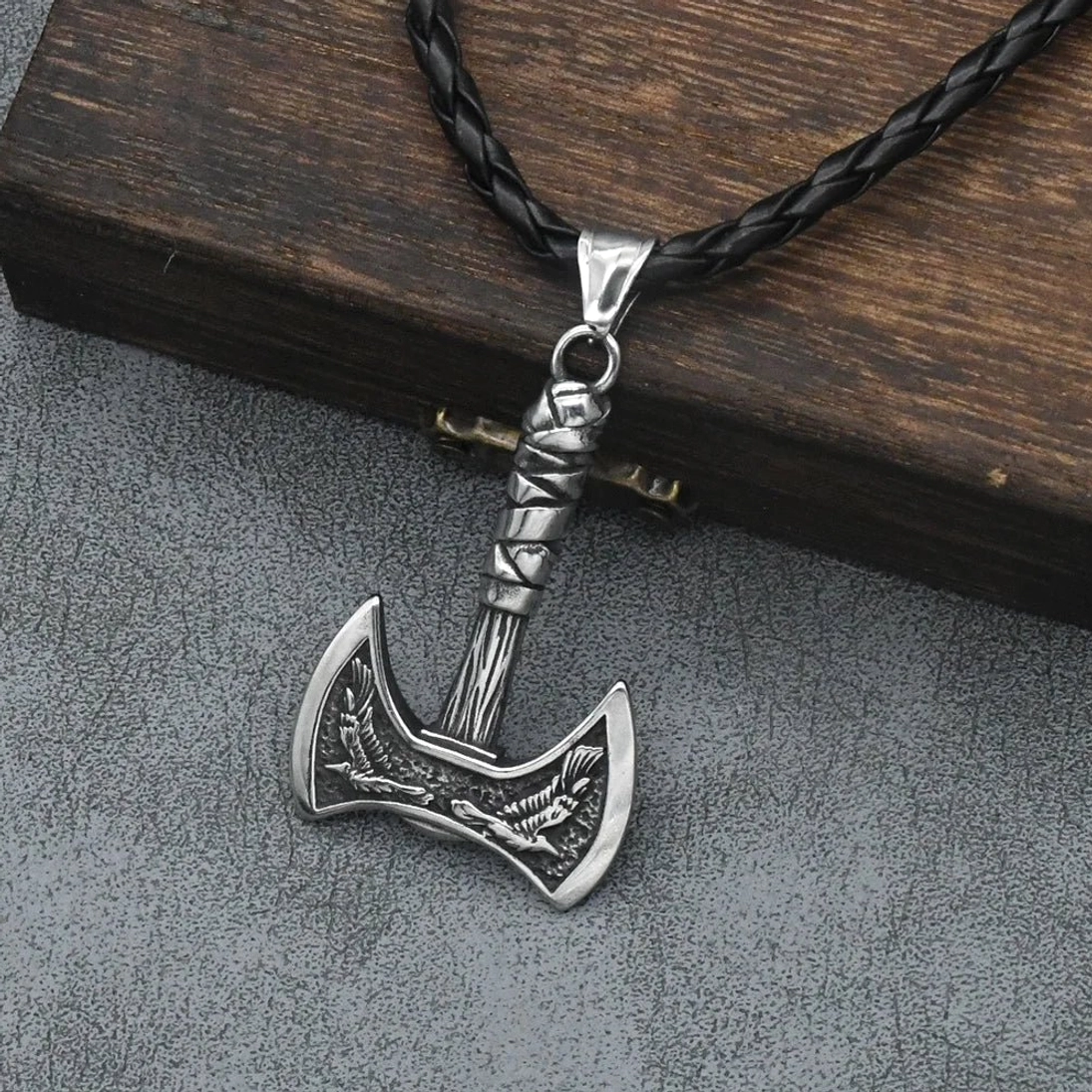 Silberne Wikinger Halskette mit Streitaxt Anhänger und Odins Raben, Wikinger Kette