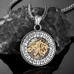 Wolf Kette Wikinger, silberne Variante mit nordischem Wolfskopf und Runen Kreis aus Edelstahl