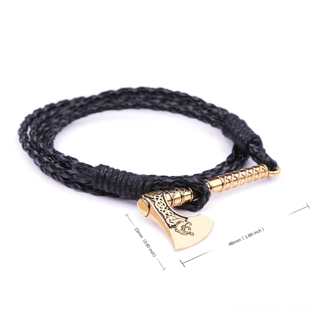Nahaufnahme des silbernen Wikinger Axt Anhängers am Armband