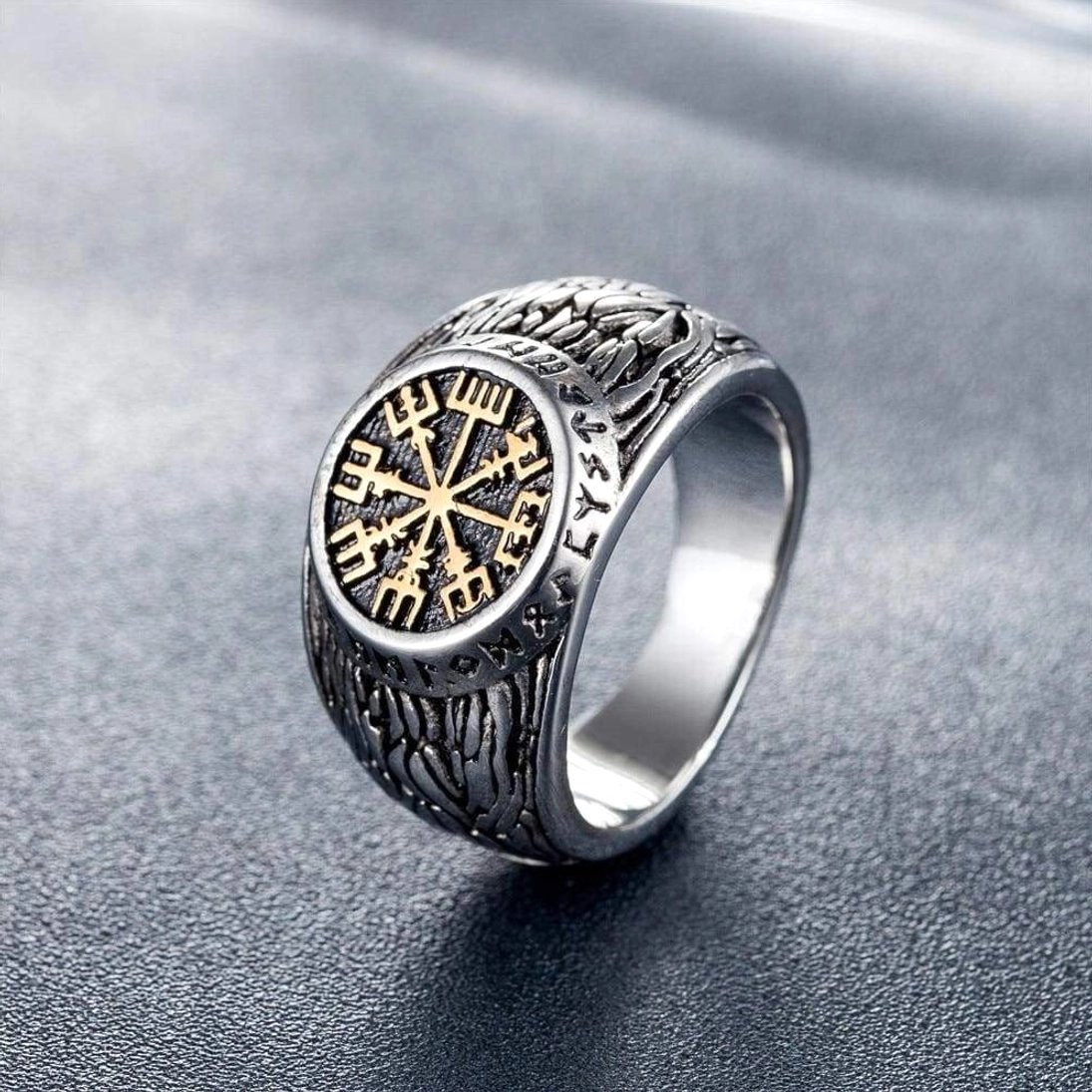 Silberner Wikinger Ring mit Vegvisir Runen auf dunklem Hintergrund