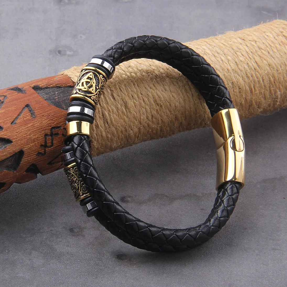 Silbernes Wikinger Armband mit schwarzem Leder
