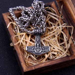Detailansicht Thors Hammer Kette mit Algiz Rune aus Edelstahl