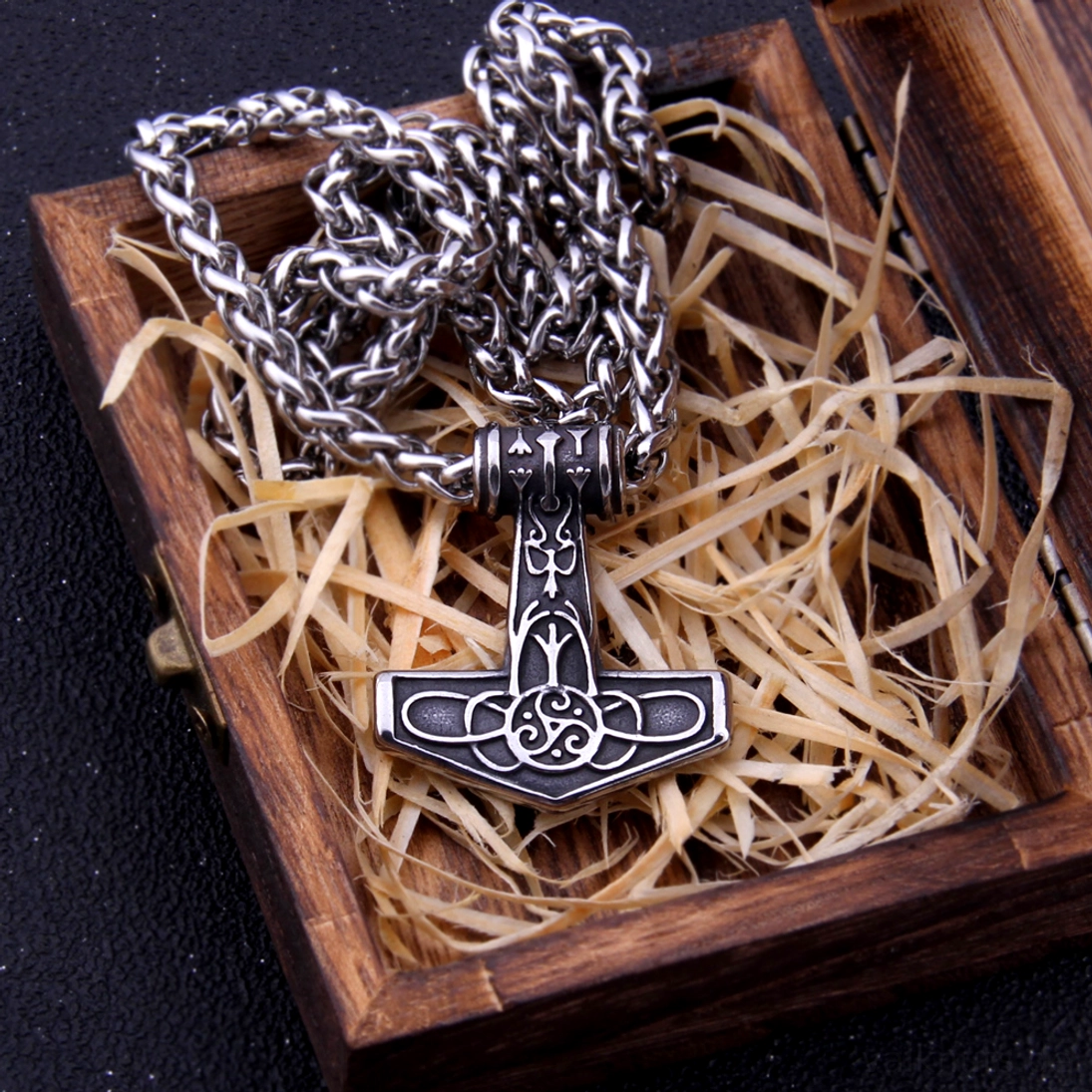 Detailansicht Thors Hammer Kette mit Algiz Rune aus Edelstahl