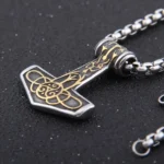Thors Hammer Kette mit Algiz Rune, silberner Wikinger Amulett Anhänger mit goldenen Ornamenten
