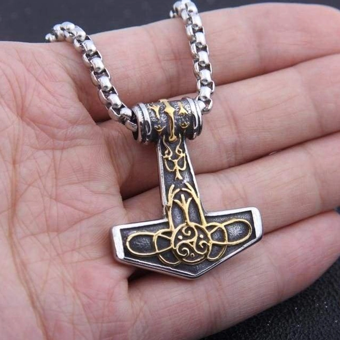 Nahaufnahme der Gravur auf der Thors Hammer Kette mit Algiz Rune aus Edelstahl