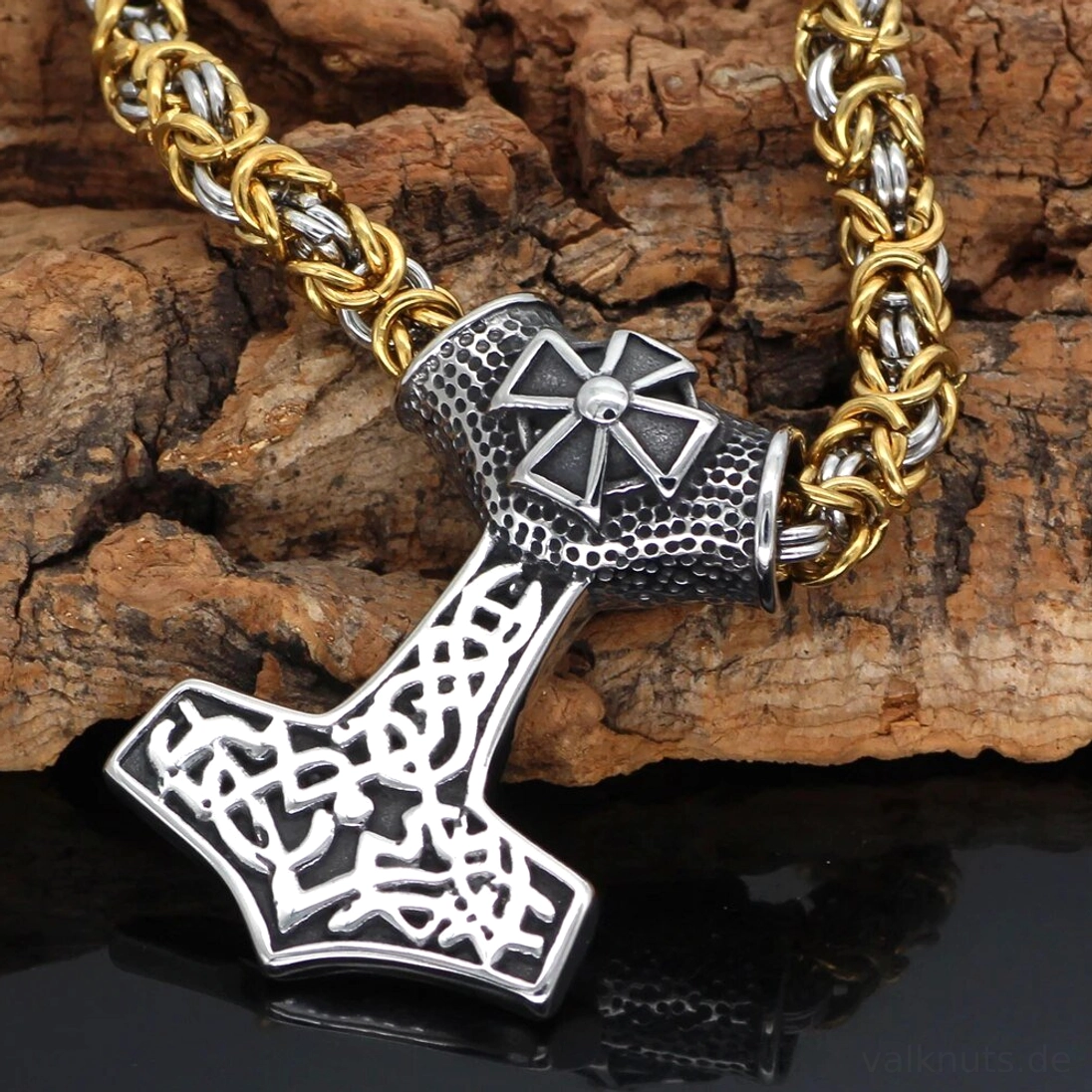 Nahaufnahme des Thors Hammer Kette Anhängers mit nordischen Gravuren und Eisenkreuz