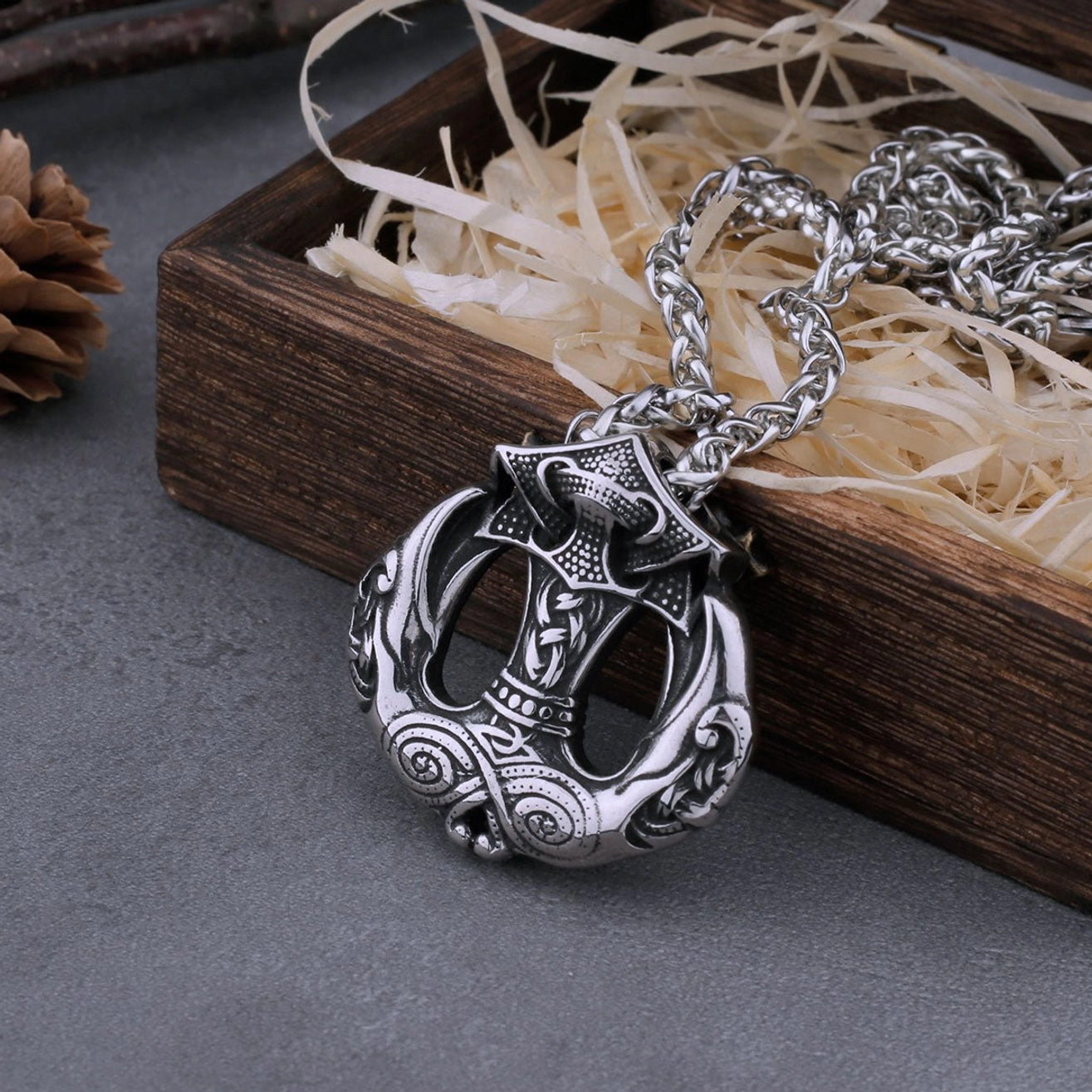 Thors Hammer Kette als Anker in edler Holzverpackung, Wikinger Schmuck