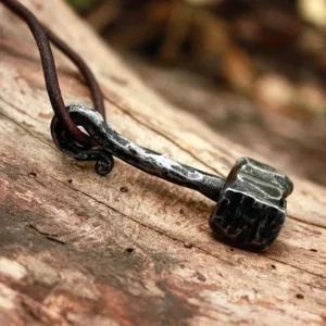 Nahaufnahme der antiken Oberfläche von der Thors Hammer Kette