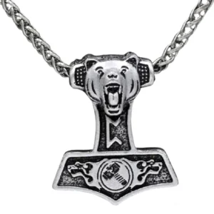 Detailansicht der Gravur auf Thors Hammer Kette mit Bären Krieger Design
