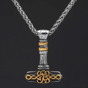 Detailansicht Thors Hammer Kette, Wikinger Mjölnir Anhänger mit Goldverzierung