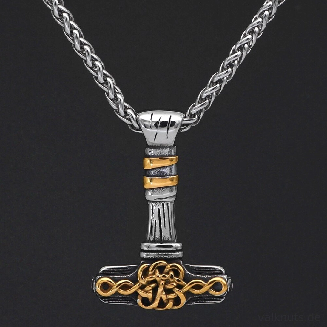 Detailansicht Thors Hammer Kette, Wikinger Mjölnir Anhänger mit Goldverzierung