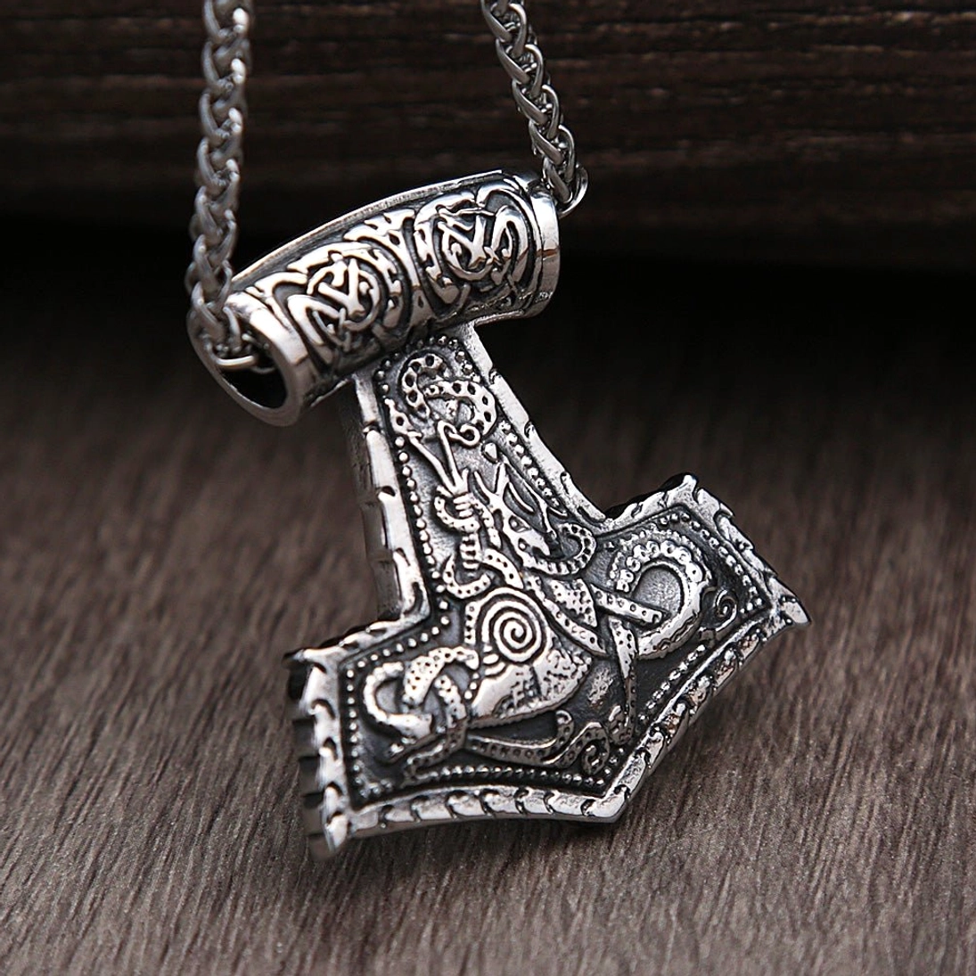 Detailansicht der Gravur auf dem Thors Hammer Anhänger, traditionelles Wikinger Symbol