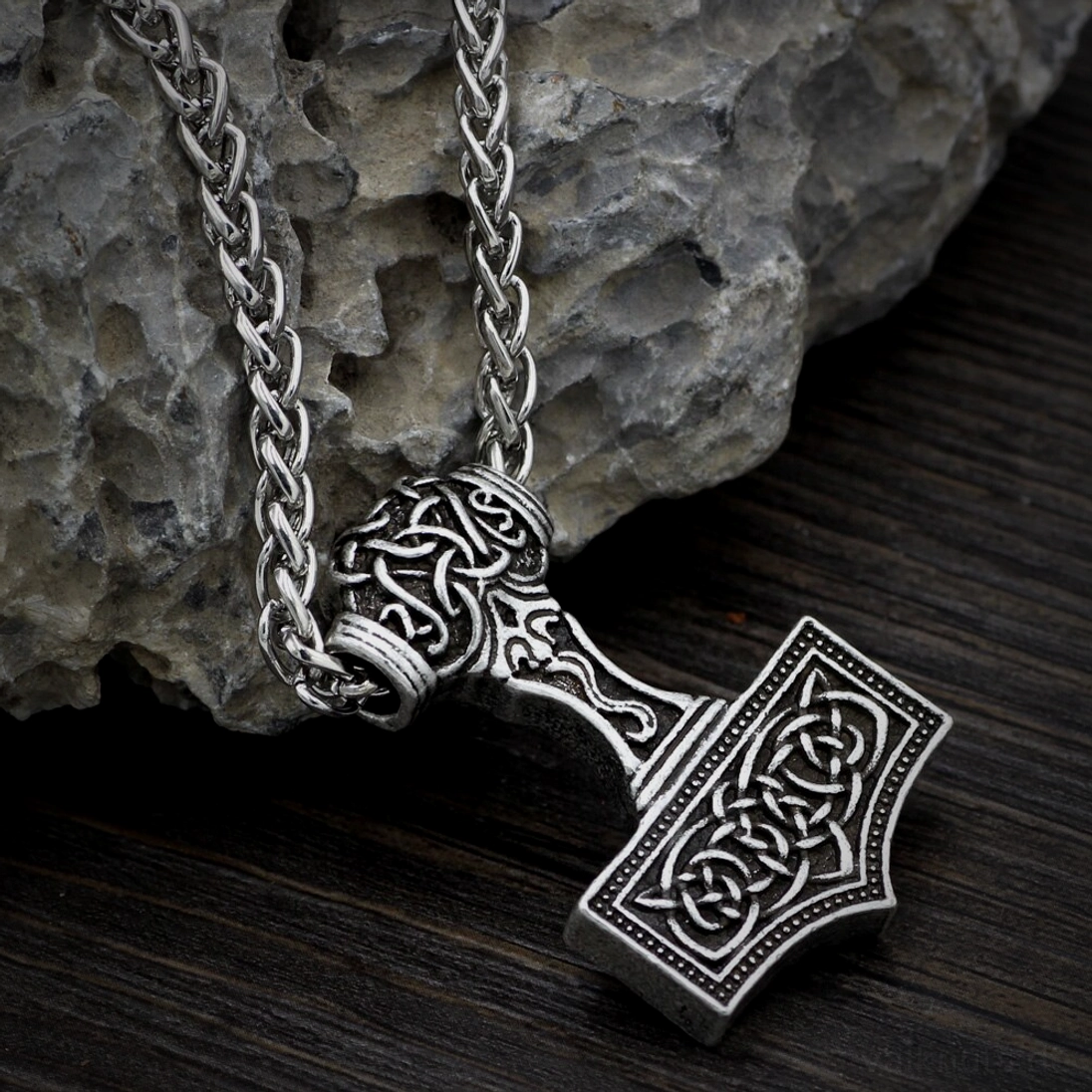 Nahaufnahme der detaillierten Knotenornamente an der Thors Hammer Kette