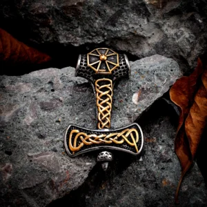 Detailansicht des Thors Hammer Anhänger der Wikinger Kette mit goldenen keltischen Knoten Mustern