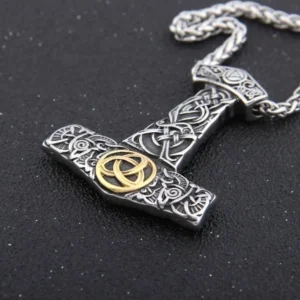 Detailansicht vom Mjöllnir Thors Hammer Anhänger mit Triquetra Symbol