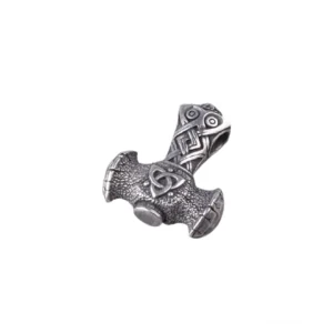 Detailansicht silberbeschichtete Thors Hammer Kette mit wikingischen Ornamenten