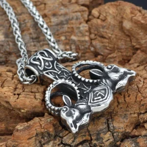 Detailansicht der Gravur der Thors Hammer Kette mit Widderköpfen