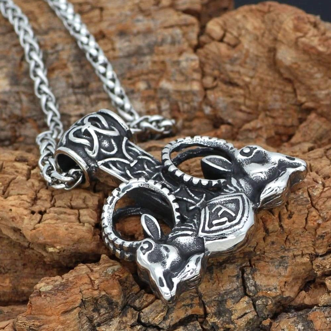 Detailansicht der Gravur der Thors Hammer Kette mit Widderköpfen