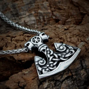 Detailansicht der Thors Hammer Kette mit traditionellen Wikinger Knotenmustern