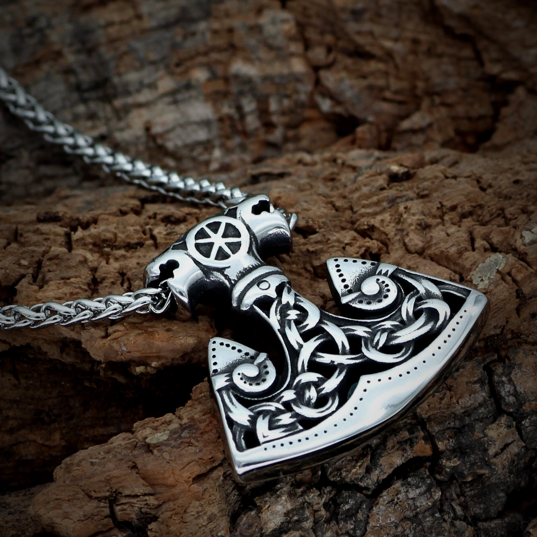 Detailansicht der Thors Hammer Kette mit traditionellen Wikinger Knotenmustern