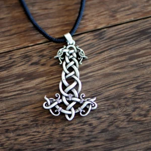 Nahaufnahme der Thors Hammer Kette mit detailierten Knotenmustern und Tierkopf Gravur