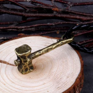 Nahaufnahme antiker Thors Hammer Anhänger Kette aus Edelstahl