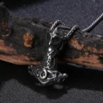 Thors Hammer Kette Einherjer, handgefertigte Wikinger Halskette aus Edelstahl mit traditionellen nordischen Mustern