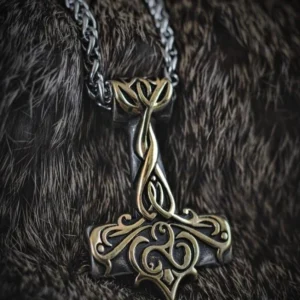 Nahaufnahme des verzierten golden schwarzen Thors Hammer Anhängers der Wikinger Kette